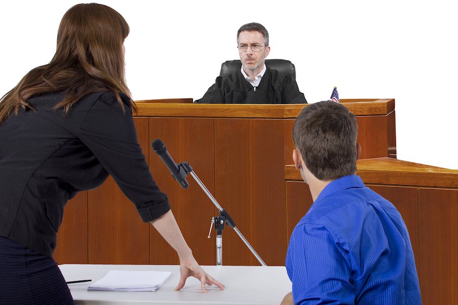 Abogado y acusado hablando con el juez
