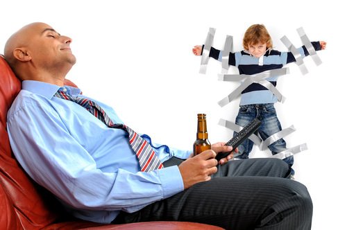niño con cinta adhesiva en la pared mientras el padre bebe cerveza