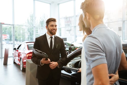 vendedor de autos en concesionario