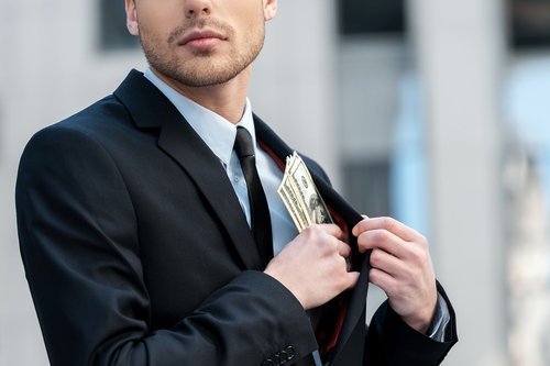 Hombre metiendo dinero que se le había confiado