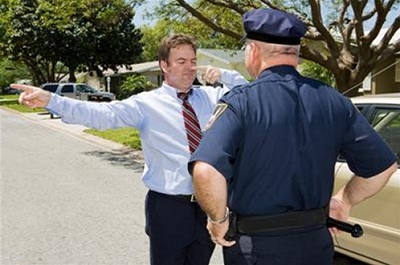 policía administrando la prueba de dedo a la nariz como parte de una investigación de DUI en la carretera
