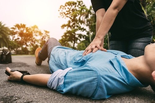someone giving CPR to young man at side of road - even Good Samaritans can face liability in California if they act with gross negligence