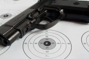 ¿En Nevada, puedo dejar que mi hijo use mi arma?
