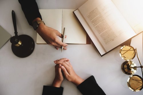 abogado y cliente discutiendo un caso