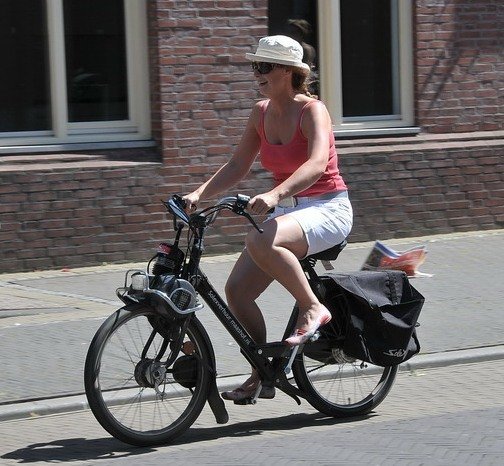 woman on motorized bike - Nevada motorized bicycle laws distinguish these from mopeds