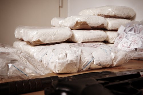 Varias bolsas de cocaína que la policía recuperó durante una operación encubierta