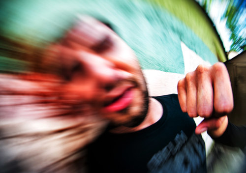 hombre siendo golpeado en la cara como ejemplo de un asalto probablemente causante de lesiones corporales graves