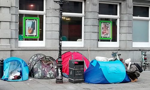 fila de tiendas de campaña fuera de una tienda