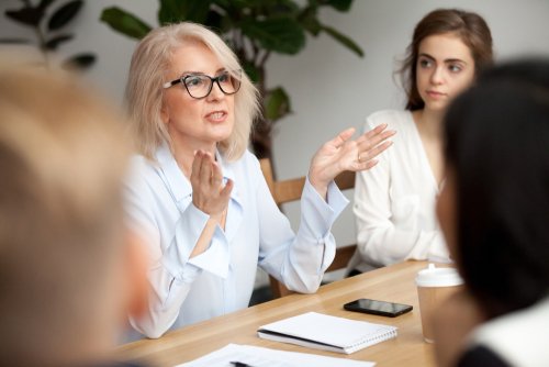 gerente ejecutivo hablando con empleados - la exención profesional en California se aplica en ciertas situaciones