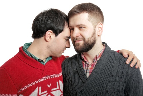 Pareja feliz de hombres abrazándose