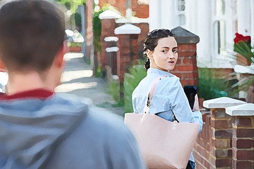 una joven mirando hacia atrás a un acosador como ejemplo de una base para obtener una orden de restricción por acoso civil.