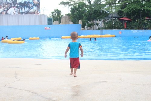 niño pequeño entrando en una piscina - la supervisión negligente es una base común para una demanda por lesiones en piscinas
