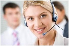 recepcionista sonriendo con auriculares puestos