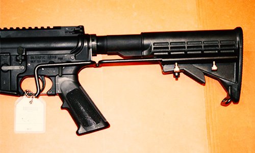 dispositivo de empuje en un rifle - estos dispositivos son ilegales en California de acuerdo al Código Penal 32900 PC
