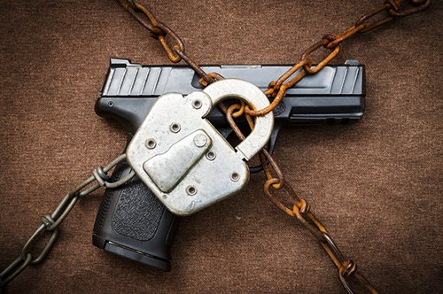 pistola con una cadena y un candado