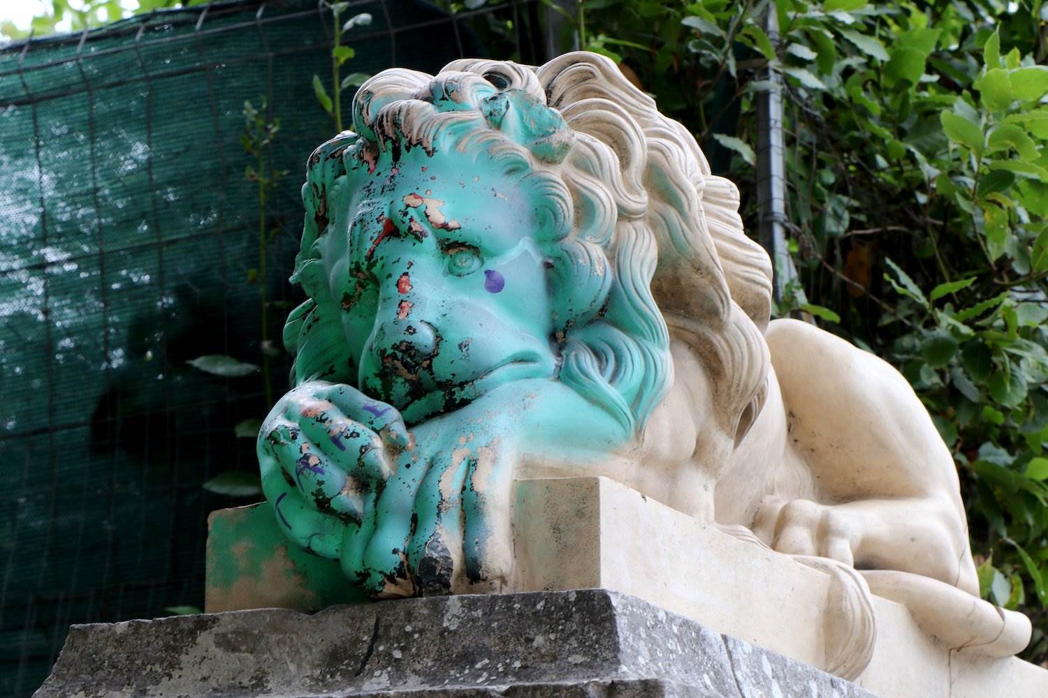 Estatua desfigurada. El perpetrador podría enfrentar cargos por malicia maliciosa.