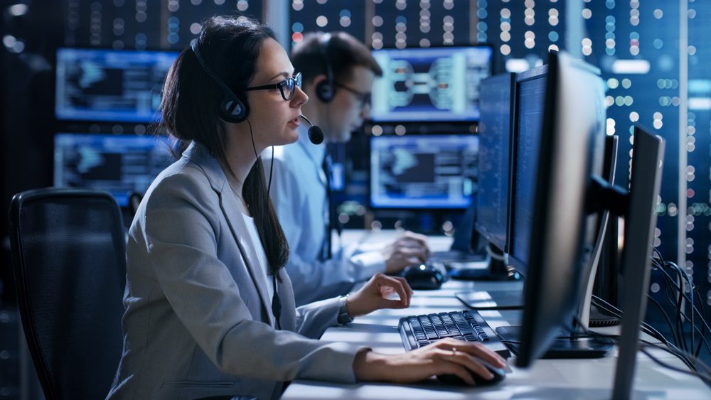 centro de comando de la policía utilizando computadoras