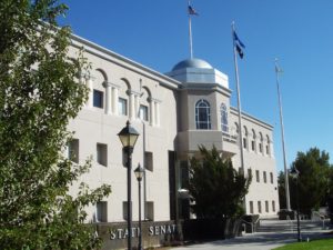 Edificio de la legislatura estatal de Nevada. Los legisladores que hacen declaraciones falsas en sus informes violan el NRS 197.130.