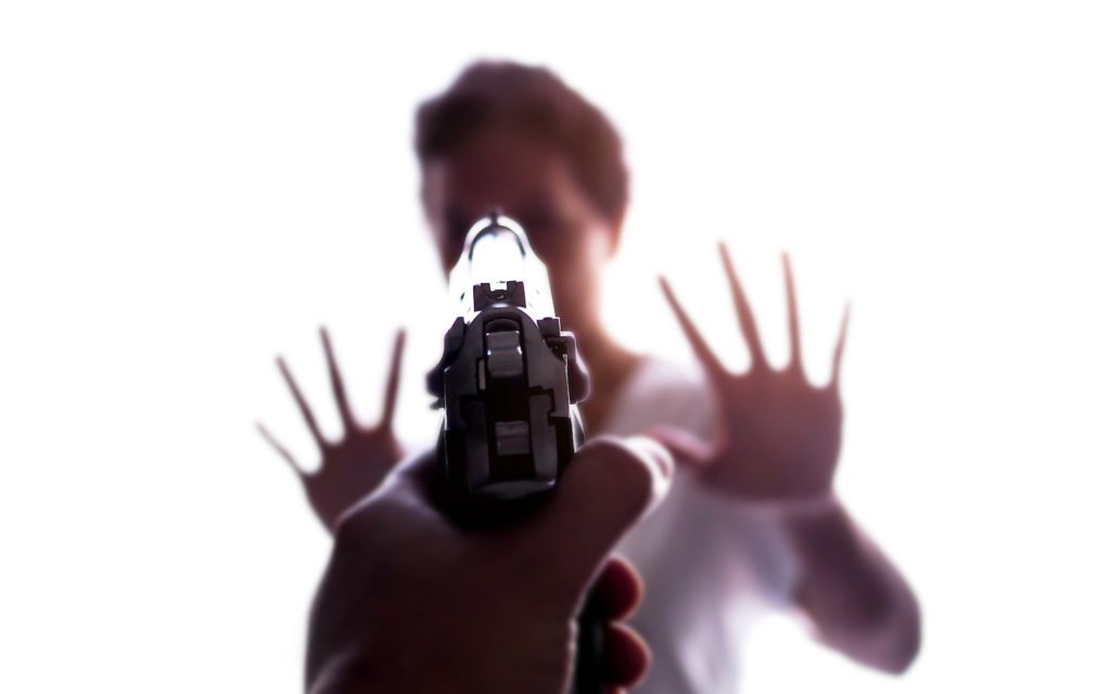 Apuntando un arma a una persona como ejemplo de una violación de NRS 202.290