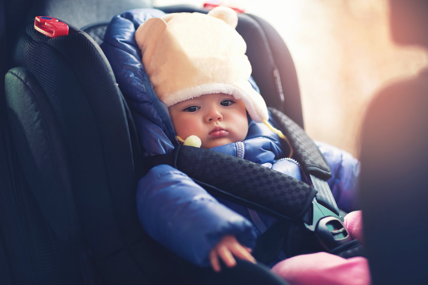 Bebé en asiento de coche de acuerdo con la ley de Nevada. 