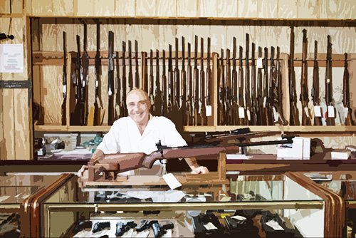 hombre detrás del mostrador en una tienda de armas