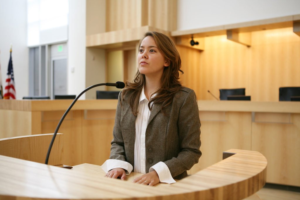 Mujer en el estrado de testigos - dar falso testimonio bajo juramento constituye el delito de perjurio en Nevada