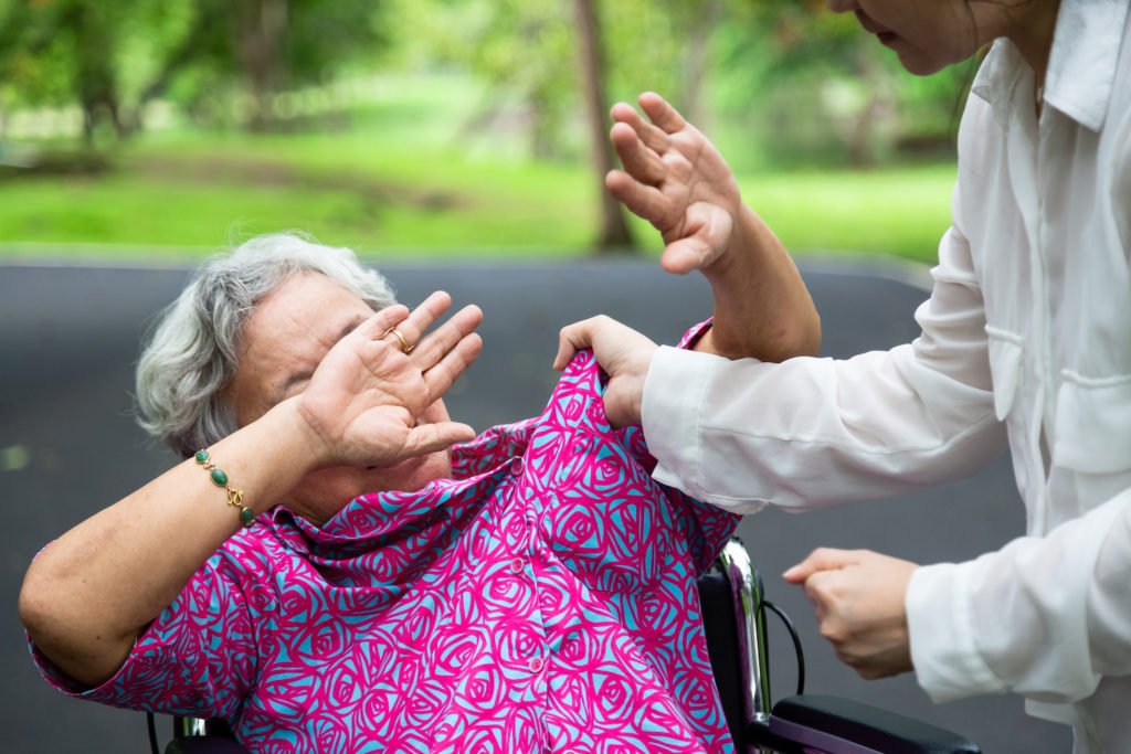 Trabajador de una residencia de ancianos agrediendo a un residente en violación del 18-6.5-103