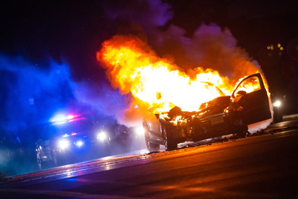 Carro en llamas después de una persecución policial