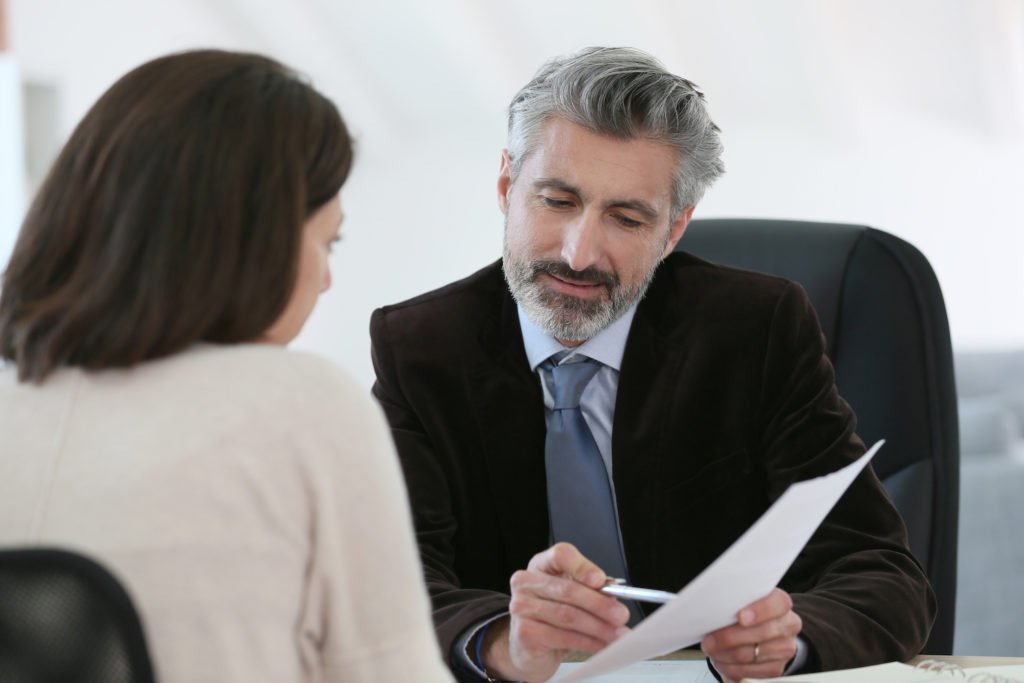 Abogado reunión con un cliente en una oficina