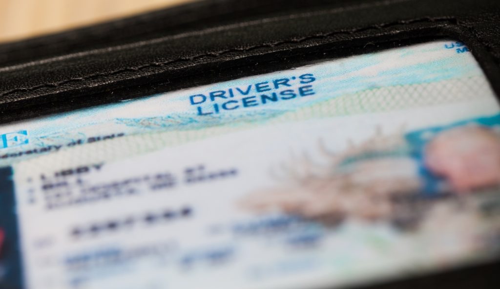 Licencia de conducir en la cartera: el sistema de puntos de Colorado permite una suspensión de la licencia cuando el conductor acumula demasiados puntos