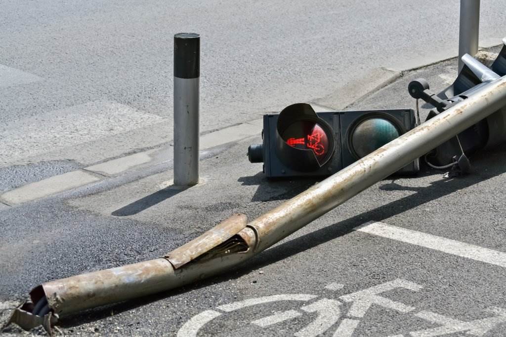 Semáforo tirado en una pista de bicicletas que fue roto como ejemplo de una violación del Código de Vehículos 21464 VC