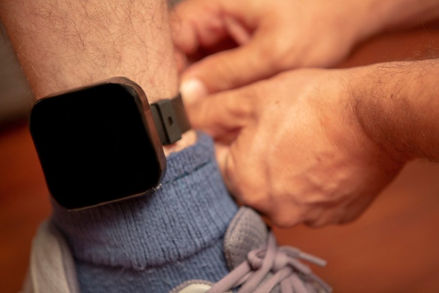 Pulsera de monitoreo en el tobillo con calcetín y zapatilla