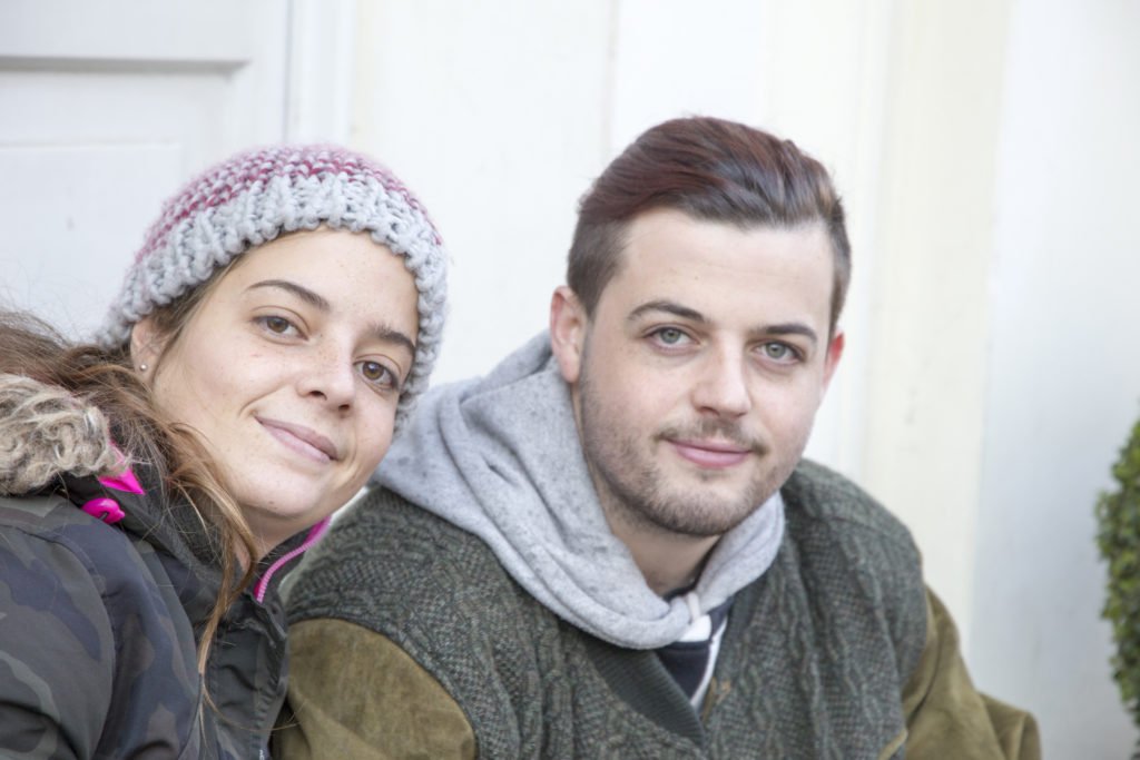 Hermano y hermana sentados uno al lado del otro