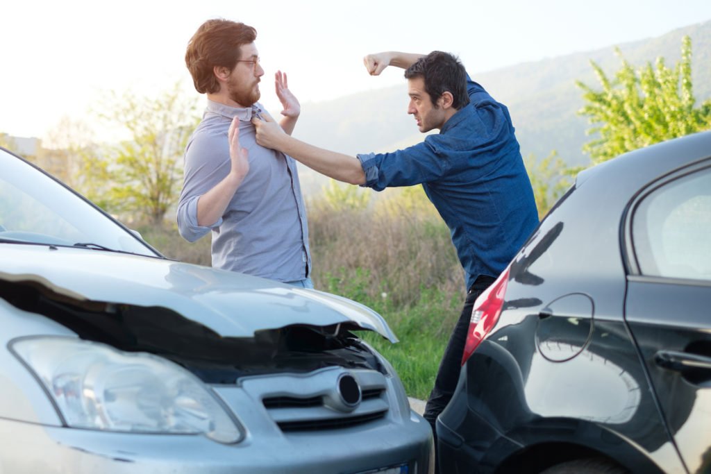 Conductor a punto de golpear a otro conductor después de ser golpeado por detrás por él en la carretera