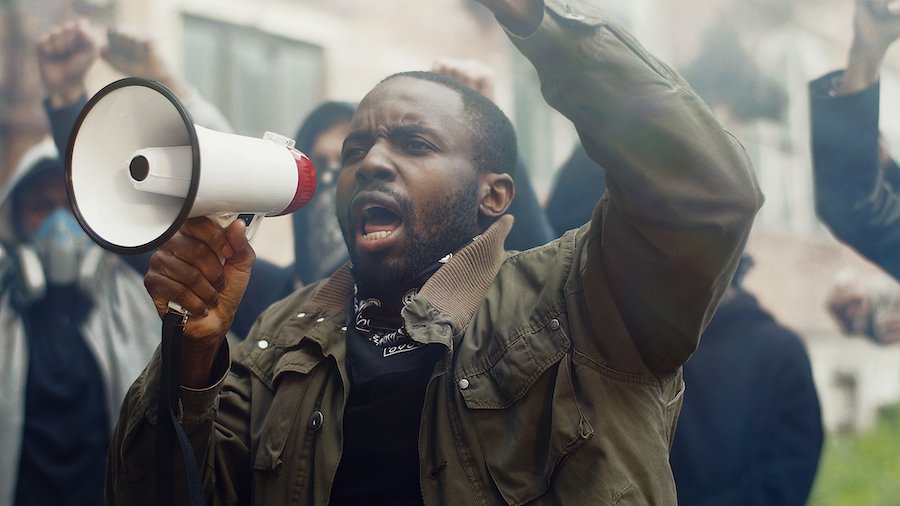 Hombre con megáfono durante una protesta pacífica