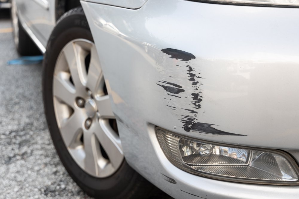 parachoques de automóvil arañado por accidente