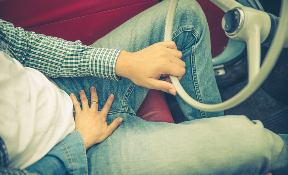 mano sobre los pantalones de un hombre en la zona de la entrepierna