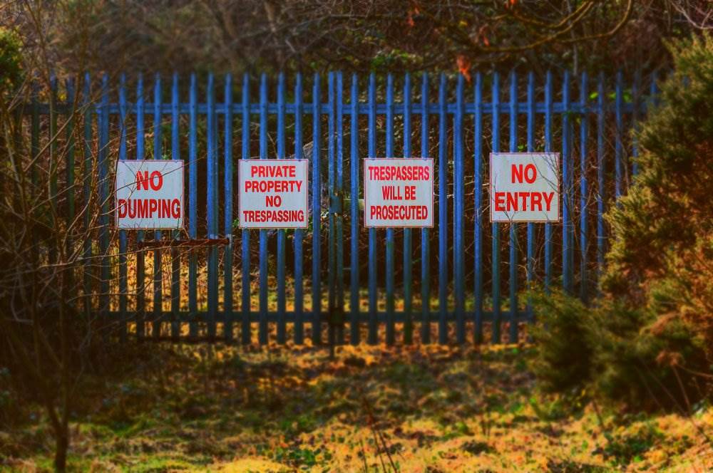 señales de no trespassing en una puerta