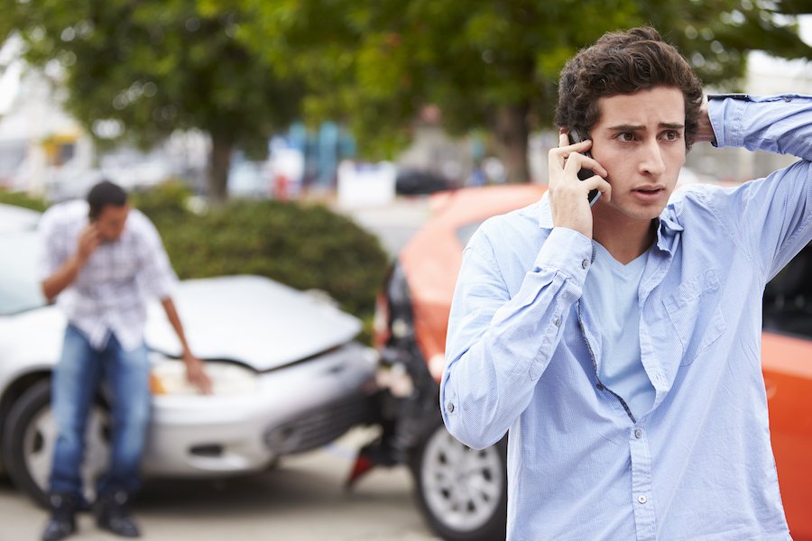 Después de un choque de aparcamiento, con ambos conductores hablando por teléfono celular