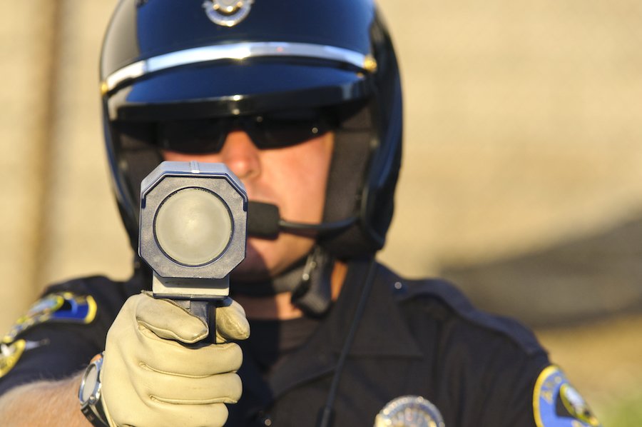 Policía sosteniendo un radar de velocidad