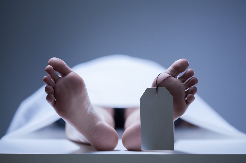Pies de una persona fallecida descansan en una morgue.