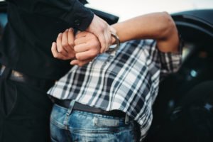 Persona arrestada por un delito menor después de negarse a firmar el aviso para comparecer de conformidad con el Código Penal de California 853.6 PC