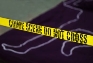 Una línea policial en el suelo de una víctima siguiendo un crimen de homicidio del Código Penal de California 189 PC