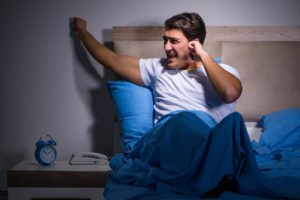 Vecino golpeando la pared del vecino que está reproduciendo música demasiado alta después de recibir una notificación de eliminación en violación del PC 373a.
