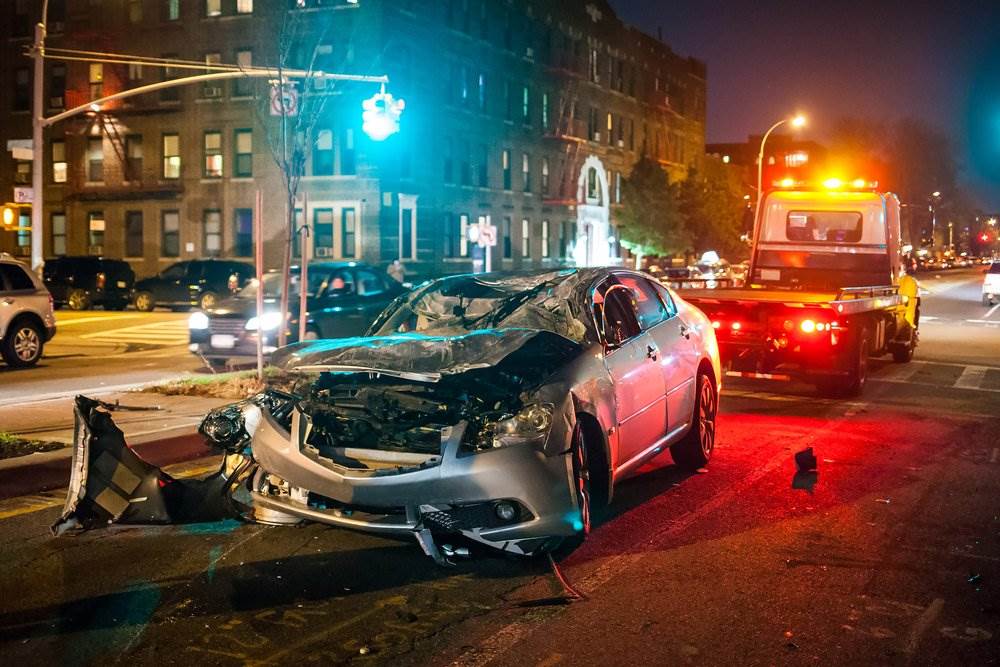 Un vehículo accidentado siendo remolcado.