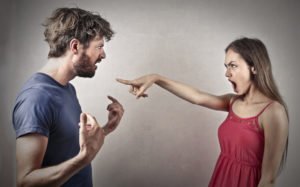 Una mujer señalando con el dedo a un hombre acusándolo (posiblemente de agresión sexual).