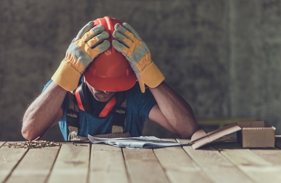 Trabajador de la construcción triste después de ser clasificado erróneamente como contratista independiente