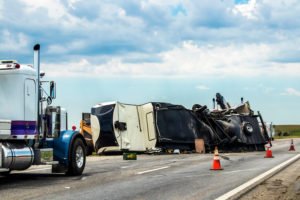 Camión volcado en la autopista