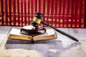 Martillo y libros de leyes