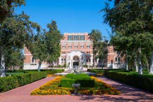 edificio exterior de la universidad de UCLA